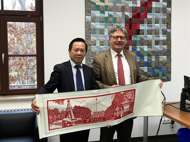 Visiting delegation from Wuhan